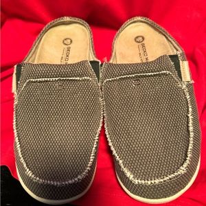 These are a weaved grayish/tan color. Men’s 10 1/2